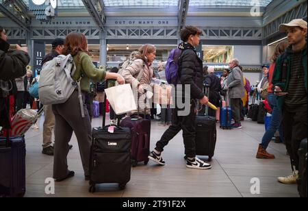 New York, New York, États-Unis. 19 novembre 2023. Les voyageurs avec des bagages envahissent la porte d'arrivée au Moynihan train Hall. (Image de crédit : © Edna Leshowitz/ZUMA Press Wire) USAGE ÉDITORIAL SEULEMENT! Non destiné à UN USAGE commercial ! Banque D'Images