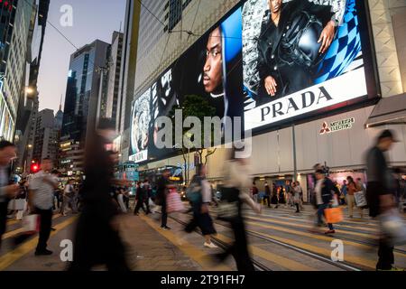 Rush Hour dans le célèbre quartier commerçant Causeway Bay, Hong Kong, Chine. Banque D'Images