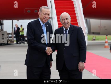 (231122) -- ALGER, 22 novembre 2023 (Xinhua) -- le président algérien Abdelmadjid Tebboune (à droite) accueille le président turc Recep Tayyip Erdogan à Alger, Algérie, le 21 novembre 2023. L’Algérie et T¨¹rkiye ont scellé mardi 13 accords et mémorandums d’accord (mou) sur le renforcement de la coopération bilatérale lors de la visite du président turc Recep Tayyip Erdogan. (Présidence algérienne/document via Xinhua) Banque D'Images