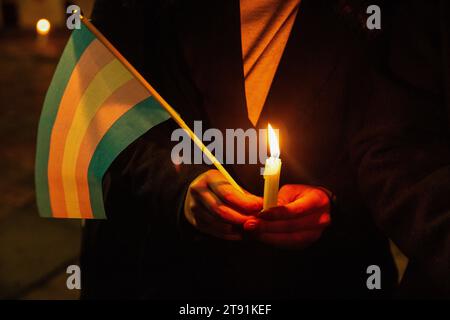 Bogota, Colombie. 20 novembre 2023. Un manifestant a été vu tenant une bougie et un drapeau transgenre pendant la manifestation. Manifestation à Bogotá à l'occasion de la Journée internationale du souvenir transgenre pour commémorer les personnes assassinées de la communauté trans. La Colombie est le deuxième pays avec le plus de victimes en Amérique latine. (Photo Antonio Cascio/SOPA Images/Sipa USA) crédit : SIPA USA/Alamy Live News Banque D'Images