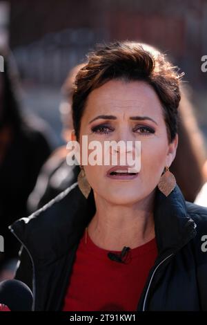 Nogales, Arizona, États-Unis. 21 novembre 2023. Kari Lake a mené sa campagne sénatoriale à la frontière sud. Elle a rencontré un groupe appelé «Moms for Kari» où elle leur a parlé devant le mur frontalier à Nogales, Arizona. Lake a appelé à sécuriser la frontière et à protéger les familles vivant dans les villes frontalières contre la criminalité et les drogues que certains migrants apportent avec elles. Lake se réfère souvent à elle-même comme Mama Bear. Crédit : ZUMA Press, Inc./Alamy Live News Banque D'Images