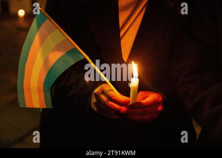 Bogota, Colombie. 20 novembre 2023. Un manifestant a été vu tenant une bougie et un drapeau transgenre pendant la manifestation. Manifestation à Bogotá à l'occasion de la Journée internationale du souvenir transgenre pour commémorer les personnes assassinées de la communauté trans. La Colombie est le deuxième pays avec le plus de victimes en Amérique latine. Crédit : SOPA Images Limited/Alamy Live News Banque D'Images