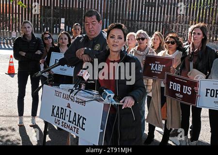 Nogales, Arizona, États-Unis. 21 novembre 2023. Kari Lake a mené sa campagne sénatoriale à la frontière sud. Elle a rencontré un groupe appelé «Moms for Kari» où elle leur a parlé devant le mur frontalier à Nogales, Arizona. Lake a appelé à sécuriser la frontière et à protéger les familles vivant dans les villes frontalières contre la criminalité et les drogues que certains migrants apportent avec elles. Lake se réfère souvent à elle-même comme Mama Bear. Crédit : ZUMA Press, Inc./Alamy Live News Banque D'Images