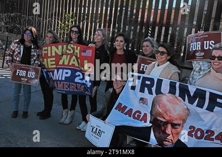 Nogales, Arizona, États-Unis. 21 novembre 2023. Kari Lake a mené sa campagne sénatoriale à la frontière sud. Elle a rencontré un groupe appelé «Moms for Kari» où elle leur a parlé devant le mur frontalier à Nogales, Arizona. Lake a appelé à sécuriser la frontière et à protéger les familles vivant dans les villes frontalières contre la criminalité et les drogues que certains migrants apportent avec elles. Lake se réfère souvent à elle-même comme Mama Bear. Crédit : ZUMA Press, Inc./Alamy Live News Banque D'Images