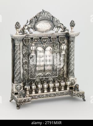 Lampe Hanoukka, c. 1900, 15 1/16 x 12 3/16 x 4 3/4 po. (38,26 x 30,96 x 12,07 cm), argent, États-Unis, Hanoukka commémore la victoire du peuple juif sur la domination gréco-syrienne. Cette victoire comprenait le nettoyage et la dédicace du Temple ainsi que le réallumage des lumières du Temple Menorah. Pour se souvenir de ces événements, le peuple juif continue d'allumer les bougies de la menorah Hanukkah, ou chanukiah, au cours d'une célébration de huit jours. La bénédiction traditionnelle au-dessus des bougies se trouve inscrite sur la partie supérieure de cette chanukiah benchform Banque D'Images