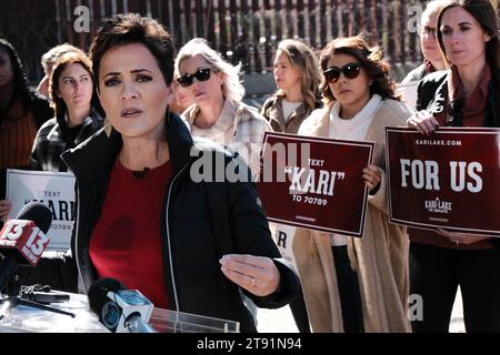 Nogales, Arizona, États-Unis. 21 novembre 2023. Kari Lake a mené sa campagne sénatoriale à la frontière sud. Elle a rencontré un groupe appelé «Moms for Kari» où elle leur a parlé devant le mur frontalier à Nogales, Arizona. Lake a appelé à sécuriser la frontière et à protéger les familles vivant dans les villes frontalières contre la criminalité et les drogues que certains migrants apportent avec elles. Lake se réfère souvent à elle-même comme Mama Bear. Crédit : ZUMA Press, Inc./Alamy Live News Banque D'Images