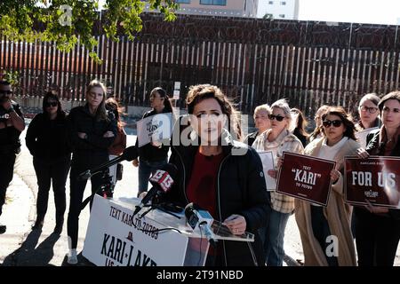 Nogales, Arizona, États-Unis. 21 novembre 2023. Kari Lake a mené sa campagne sénatoriale à la frontière sud. Elle a rencontré un groupe appelé «Moms for Kari» où elle leur a parlé devant le mur frontalier à Nogales, Arizona. Lake a appelé à sécuriser la frontière et à protéger les familles vivant dans les villes frontalières contre la criminalité et les drogues que certains migrants apportent avec elles. Lake se réfère souvent à elle-même comme Mama Bear. Crédit : ZUMA Press, Inc./Alamy Live News Banque D'Images