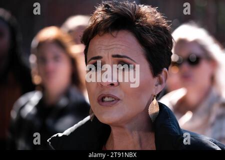 Nogales, Arizona, États-Unis. 21 novembre 2023. Kari Lake a mené sa campagne sénatoriale à la frontière sud. Elle a rencontré un groupe appelé «Moms for Kari» où elle leur a parlé devant le mur frontalier à Nogales, Arizona. Lake a appelé à sécuriser la frontière et à protéger les familles vivant dans les villes frontalières contre la criminalité et les drogues que certains migrants apportent avec elles. Lake se réfère souvent à elle-même comme Mama Bear. Crédit : ZUMA Press, Inc./Alamy Live News Banque D'Images