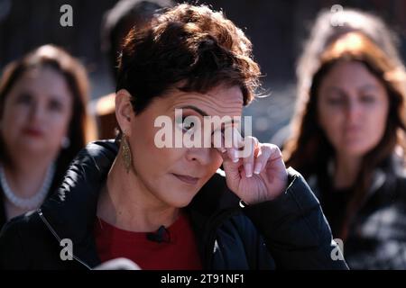 Nogales, Arizona, États-Unis. 21 novembre 2023. Kari Lake a mené sa campagne sénatoriale à la frontière sud. Elle a rencontré un groupe appelé «Moms for Kari» où elle leur a parlé devant le mur frontalier à Nogales, Arizona. Lake a appelé à sécuriser la frontière et à protéger les familles vivant dans les villes frontalières contre la criminalité et les drogues que certains migrants apportent avec elles. Lake se réfère souvent à elle-même comme Mama Bear. Crédit : ZUMA Press, Inc./Alamy Live News Banque D'Images