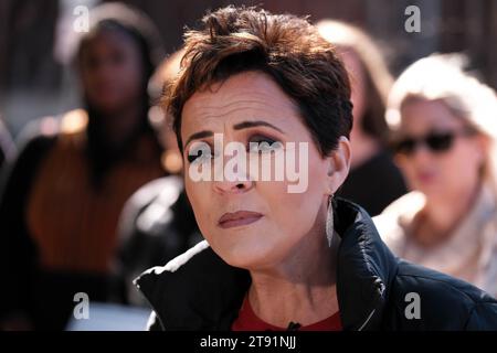 Nogales, Arizona, États-Unis. 21 novembre 2023. Kari Lake a mené sa campagne sénatoriale à la frontière sud. Elle a rencontré un groupe appelé «Moms for Kari» où elle leur a parlé devant le mur frontalier à Nogales, Arizona. Lake a appelé à sécuriser la frontière et à protéger les familles vivant dans les villes frontalières contre la criminalité et les drogues que certains migrants apportent avec elles. Lake se réfère souvent à elle-même comme Mama Bear. Crédit : ZUMA Press, Inc./Alamy Live News Banque D'Images