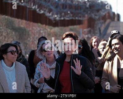 Nogales, Arizona, États-Unis. 21 novembre 2023. Kari Lake a mené sa campagne sénatoriale à la frontière sud. Elle a rencontré un groupe appelé «Moms for Kari» où elle leur a parlé devant le mur frontalier à Nogales, Arizona. Lake a appelé à sécuriser la frontière et à protéger les familles vivant dans les villes frontalières contre la criminalité et les drogues que certains migrants apportent avec elles. Lake se réfère souvent à elle-même comme Mama Bear. Crédit : ZUMA Press, Inc./Alamy Live News Banque D'Images