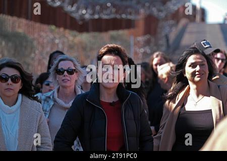 Nogales, Arizona, États-Unis. 21 novembre 2023. Kari Lake a mené sa campagne sénatoriale à la frontière sud. Elle a rencontré un groupe appelé «Moms for Kari» où elle leur a parlé devant le mur frontalier à Nogales, Arizona. Lake a appelé à sécuriser la frontière et à protéger les familles vivant dans les villes frontalières contre la criminalité et les drogues que certains migrants apportent avec elles. Lake se réfère souvent à elle-même comme Mama Bear. Crédit : ZUMA Press, Inc./Alamy Live News Banque D'Images