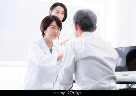 patient et médecin en salle d'examen Banque D'Images