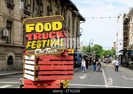 Craiova, Roumanie, 28 mai 2022 : Festival de la nourriture de rue dans le vieux centre-ville, dans le comté de Dolj, dans le jour asunny de printemps avec des nuages blancs Banque D'Images