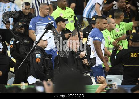 Rio de Janeiro-Brésil, le 21 novembre 2023, les supporters de l'équipe brésilienne de football se battent avec les supporters de l'équipe nationale Argentine, pendant le match entre les équipes au stade Maracanã. Lutte policière avec les fans crédit : Andre Paes/Alamy Live News Banque D'Images