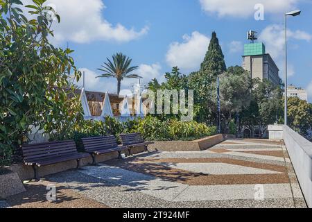 Promenade du remblai est entouré d'arbres et de verdure. Banque D'Images