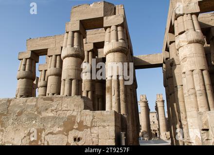 Colonne et pilier au temple de Louxor. Égypte Banque D'Images