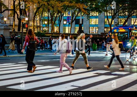 Piétons se précipitant à travers un passage à pied dans Midtown Manhattan, New York City Banque D'Images