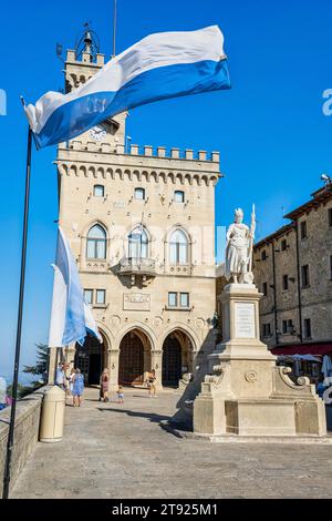 Statue de la liberté devant Palazzo Pubblico, ville de San Marino, Saint-Marin Banque D'Images