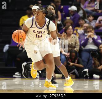 Baton Rouge, États-Unis. 21 novembre 2023. Mikaylah Williams (12 ans), la garde des Lady Tigers de LSU, mène la pause rapide lors d'un match de basket-ball universitaire féminin au Pete Maravich Assembly Center à Baton Rouge, Louisiane, le lundi 20 novembre 2023. (Photo de Peter G. Forest/Sipa USA) crédit : SIPA USA/Alamy Live News Banque D'Images