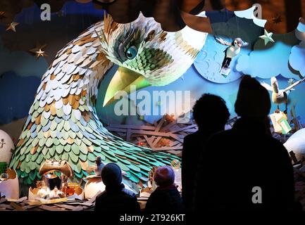 Paris, France. 21 novembre 2023. Les piétons regardent la vitrine de Noël du grand magasin Printemps Haussmann, à Paris, France, le 21 novembre 2023. Les grands magasins ont dévoilé leurs vitrines de Noël pour le prochain festival. Crédit : Gao Jing/Xinhua/Alamy Live News Banque D'Images