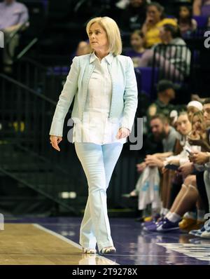 Baton Rouge, États-Unis. 21 novembre 2023. Kim Mulkey, entraîneur-chef des Lady Tigers de LSU, marche sur le terrain lors d'un match de basket-ball universitaire féminin au Pete Maravich Assembly Center à Baton Rouge, Louisiane, le lundi 20 novembre 2023. (Photo de Peter G. Forest/Sipa USA) crédit : SIPA USA/Alamy Live News Banque D'Images