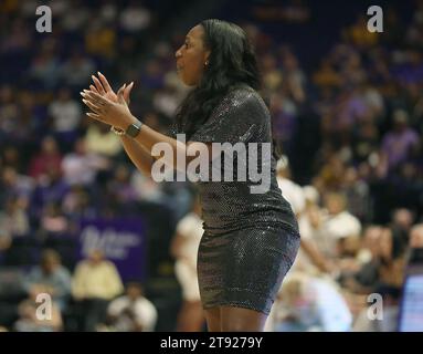 Baton Rouge, États-Unis. 21 novembre 2023. L'entraîneure-chef des Texas Southern Lady Tigers, Vernette Skeete, motive ses joueuses lors d'un match féminin de basket-ball universitaire au Pete Maravich Assembly Center à Baton Rouge, Louisiane, le lundi 20 novembre 2023. (Photo de Peter G. Forest/Sipa USA) crédit : SIPA USA/Alamy Live News Banque D'Images