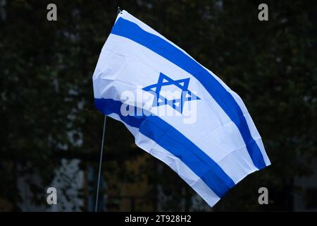 Un drapeau israélien souffle dans le vent. Sous la devise plus jamais est maintenant, environ 1, 500 personnes ont manifesté contre la haine des Juifs le 17 novembre 2023 à Banque D'Images