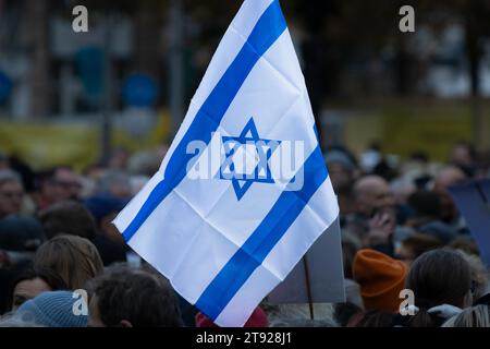 Un drapeau israélien souffle dans le vent. Sous la devise plus jamais est maintenant, environ 1, 500 personnes ont manifesté contre la haine des Juifs le 17 novembre 2023 à Banque D'Images