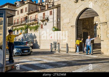 Policier de la circulation à Porta San Francesco, ville de San Marino, Saint-Marin Banque D'Images