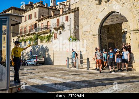 Policier de la circulation à Porta San Francesco, ville de San Marino, Saint-Marin Banque D'Images