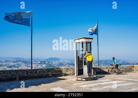 Policier de la circulation à Porta San Francesco, ville de San Marino, Saint-Marin Banque D'Images