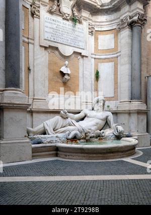 Statue colossale en marbre de Marforio, Musées Capitoline, colline Capitoline, Rome, Latium, Italie, Europe Banque D'Images