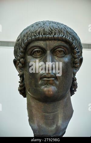 Tête de la statue colossale en bronze de Constantin, Musées du Capitole, colline du Capitole, Rome, Latium, Italie Banque D'Images