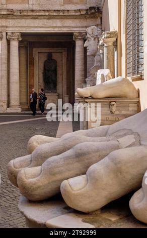 Pied de la statue colossale de l'Empereur Constantin dans le Palais des Conservateurs, Musées Capitoline, colline Capitoline, Rome, Latium, Italie, Europe Banque D'Images