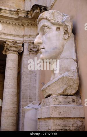 Tête colossale, vestiges de la statue colossale romaine de l'empereur Constantin, Palazzo dei Conservatori, Musées du Capitole, colline du Capitole, Rome, Lazio Banque D'Images