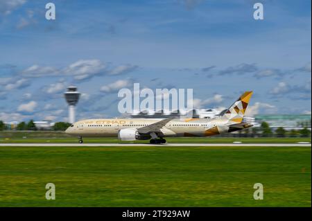 Munich, Allemagne - septembre 02. 2023 : départ du Boeing 787-9 Dreamliner d'Etihad Airways immatriculé A6-BLF sur la piste sud Banque D'Images