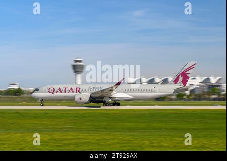 Munich, Allemagne - septembre 02. 2023 : Qatar Airways Airbus A350-941 immatriculé A7-AMJ part sur la piste sud 26L de t Banque D'Images