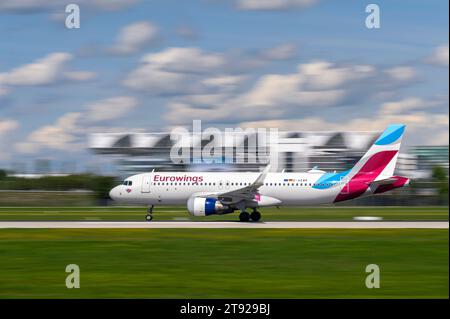 Munich, Allemagne - septembre 02. 2023 : Eurowings A320-214 immatriculé D-AEWR part sur la piste sud 26L du Munich A. Banque D'Images