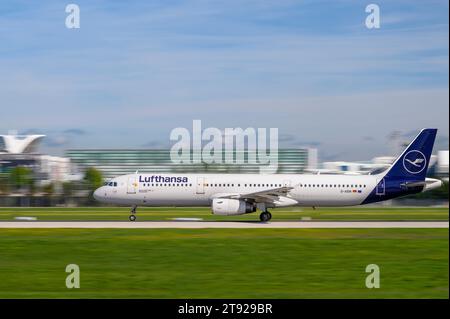 Munich, Allemagne - septembre 02. 2023 : Lufthansa Airbus A321-231 immatriculé D-AIDN part sur la piste sud 26L du M Banque D'Images