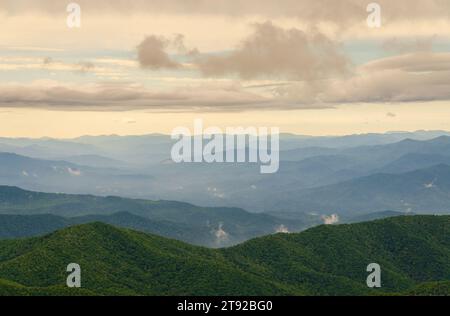 Surplombe le parc national des Great Smoky Mountains en Caroline du Nord par une journée de mauvaise humeur Banque D'Images