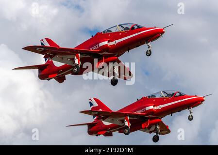 Deux avions à réaction BAe Hawk T1 de la Royal Air Force décollant de l'aéroport de Londres Southend pour se rendre à des spectacles aériens ailleurs Banque D'Images