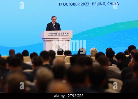 Pékin, Chine. 17 octobre 2023. Jose Vinals, président de Standard Chartered Group, prononce un discours lors de la conférence des PDG de Belt and Road à Beijing, capitale de la Chine, le 17 octobre 2023. Crédit : Chen Bin/Xinhua/Alamy Live News Banque D'Images