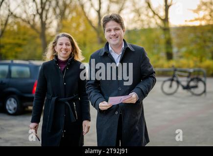 Pays-Bas. 22 novembre 2023. ROTTERDAM - le chef du parti de l'appel chrétien-démocrate (CDA) Henri Bontenbal et son épouse Hanneke arrivent au bureau de vote pour voter pour les élections à la Chambre des représentants. ANP MARCO DE SWART netherlands Out - belgique Out Credit : ANP/Alamy Live News Banque D'Images