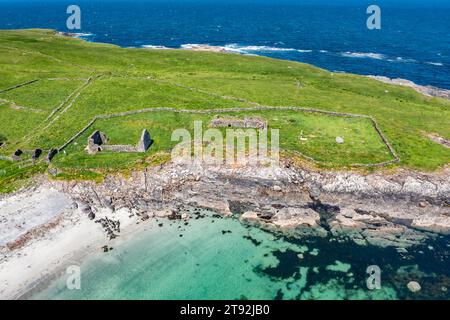 Vue aérienne de l'île d'Inishkeel par Portnoo dans le comté de Donegal, Irlande Banque D'Images