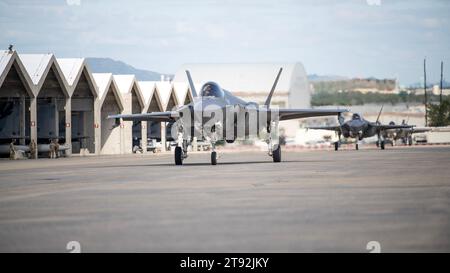 Les F-35a Lightning II affectés à la Hill Air Force base, Utah, arrivent à la base aérienne de Kadena, Japon, le 20 novembre 2023. Photo de Jessi Roth Banque D'Images