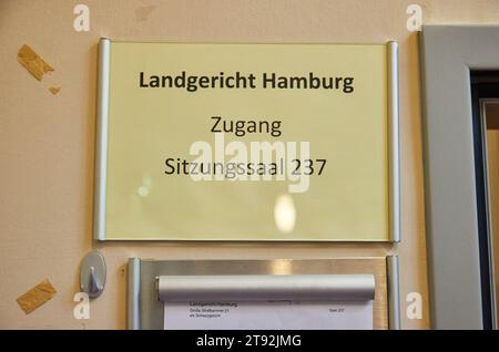 22 novembre 2023, Hambourg : les mots «Landgericht Hamburg Zugang Sitzungssaal 237» sont inscrits sur un panneau devant une salle d'audience. Dans le bâtiment de la justice pénale sur Sievekingplatz, les plaidoyers et peut-être le verdict sont attendus dans le procès pour tentative de meurtre contre un homme de 32 ans à propos d'un différend sur la drogue sur la Reeperbahn. L'accusé est accusé de tentative conjointe de meurtre et de lésions corporelles dangereuses. Avec un complice, il aurait agressé et blessé un homme dans un bar de la Reeperbahn ; le complice aurait tiré sur la victime dans le ventre. Photo : Georg Wendt/dpa Banque D'Images