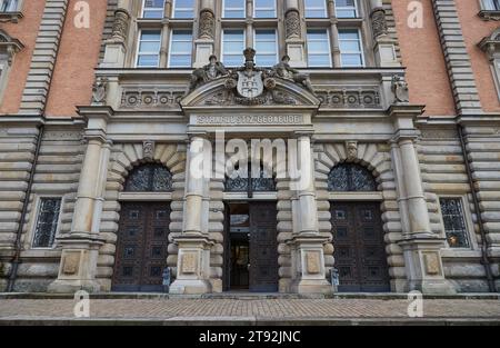 22 novembre 2023, Hambourg : les mots "Strafjustiz-Gebäude" ("bâtiment de justice pénale") sont visibles au-dessus de l'entrée principale du tribunal de district de Hambourg. Dans le bâtiment de la justice pénale sur Sievekingplatz, les plaidoyers et peut-être le verdict sont attendus dans le procès pour tentative de meurtre contre un homme de 32 ans à propos d'un différend sur la drogue sur la Reeperbahn. L'accusé est accusé de tentative conjointe de meurtre et de lésions corporelles graves. Avec un complice, il aurait agressé et blessé un homme dans un bar de la Reeperbahn ; le complice aurait tiré sur la victime dans le ventre. Pho Banque D'Images