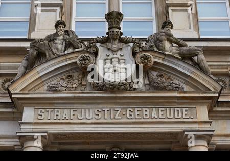 22 novembre 2023, Hambourg : les mots "Strafjustiz-Gebäude" ("bâtiment de justice pénale") sont visibles au-dessus de l'entrée principale du tribunal de district de Hambourg. Dans le bâtiment de la justice pénale sur Sievekingplatz, les plaidoyers et peut-être le verdict sont attendus dans le procès pour tentative de meurtre contre un homme de 32 ans à propos d'un différend sur la drogue sur la Reeperbahn. L'accusé est accusé de tentative conjointe de meurtre et de lésions corporelles graves. Avec un complice, il aurait agressé et blessé un homme dans un bar de la Reeperbahn ; le complice aurait tiré sur la victime dans le ventre. Pho Banque D'Images