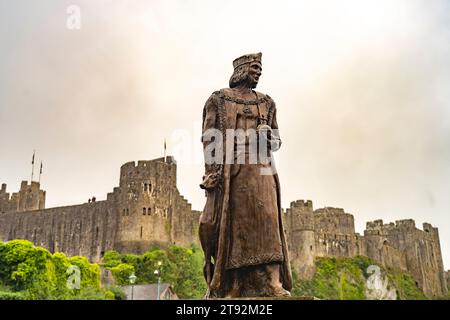 Statue von König Henry VII vor der Burg Château de Pembroke , Pembroke, pays de Galles, Großbritannien, Europa | King Henry VII, Pembroke, pays de Galles, Royaume-Uni Banque D'Images